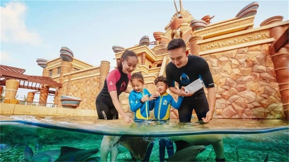 三亚亚特兰蒂斯喂食鰩鱼体验 三亚亚特兰蒂斯喂食鰩鱼体验